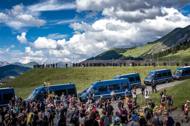 L'arrivée de la randonnée-manifestation à la retenue de l’Étale, en Haute-Savoie